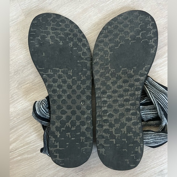 Sanuk Sling Yoga Black Sandal with Striped Wrap Straps - Picture 4 of 4